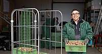 Ein Handwerker schneidet Metall mit einer Schleifmaschine in einer Werkstatt.